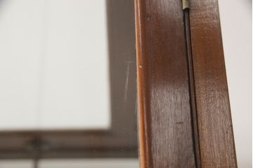 ガラスケースをリペア&カスタム!ガラス棚板を1枚追加製作。各棚板の奥行、棚の高さが均等になるように調節。本体は現状の色味を活かし仕上げ。(ショーケース、店舗什器、飾り棚、陳列棚)