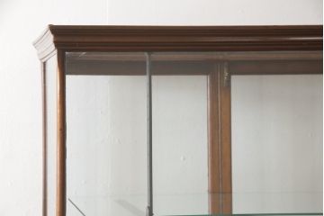 ガラスケースをリペア&カスタム!ガラス棚板を1枚追加製作。各棚板の奥行、棚の高さが均等になるように調節。本体は現状の色味を活かし仕上げ。(ショーケース、店舗什器、飾り棚、陳列棚)