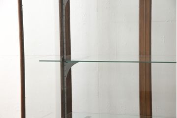 ガラスケースをリペア&カスタム!ガラス棚板を1枚追加製作。各棚板の奥行、棚の高さが均等になるように調節。本体は現状の色味を活かし仕上げ。(ショーケース、店舗什器、飾り棚、陳列棚)