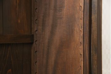 ブックケースをリペア&カスタム!既存のガラスからラフジュ工房オリジナルの市松模様ガラスに差し替え。本体は現状をベースに着色し、棚内部は本体のお色味に合わせて着色。(戸棚、収納棚、キャビネット、サイドキャビネット、本箱)