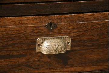ブックケースをリペア&カスタム!既存のガラスからラフジュ工房オリジナルの市松模様ガラスに差し替え。本体は現状をベースに着色し、棚内部は本体のお色味に合わせて着色。(戸棚、収納棚、キャビネット、サイドキャビネット、本箱)