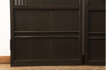格子戸をリペア&カスタム!引き戸を開き戸として加工。金具を取り付け、お色味は当店商品を参考に着色。(建具、引き戸)