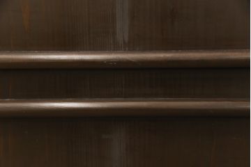 格子戸をリペア&カスタム!引き戸を開き戸として加工。金具を取り付け、お色味は当店商品を参考に着色。(建具、引き戸)