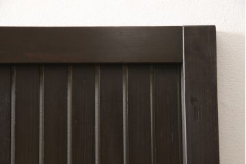 格子戸をリペア&カスタム!引き戸を開き戸として加工。金具を取り付け、お色味は当店商品を参考に着色。(建具、引き戸)