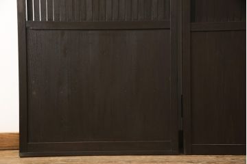 格子戸をリペア&カスタム!引き戸を開き戸として加工。金具を取り付け、お色味は当店商品を参考に着色。(建具、引き戸)