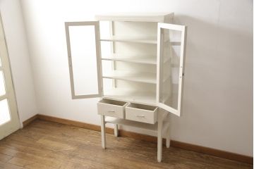 ケビントガラスケースをリペア&カスタム!本体はアンティークホワイトにペイント。(飾り棚、収納棚、陳列棚、キャビネット)