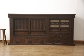 水屋箪笥サイドボードをリペア&カスタム!上段は天板取付け、建具敷居に修繕、着色。下段はキャスタ—付きの台輪を製作。天板と底板の裏へ補強の加工を施し、前面の一番下の柱を、周囲の色味に合わせて着色。時代の味そのままに使える仕上げ。(収納棚、キャビネット、食器棚、戸棚)