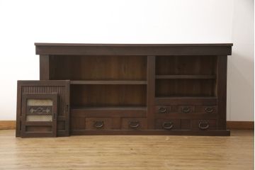 水屋箪笥サイドボードをリペア&カスタム!上段は天板取付け、建具敷居に修繕、着色。下段はキャスタ—付きの台輪を製作。天板と底板の裏へ補強の加工を施し、前面の一番下の柱を、周囲の色味に合わせて着色。時代の味そのままに使える仕上げ。(収納棚、キャビネット、食器棚、戸棚)
