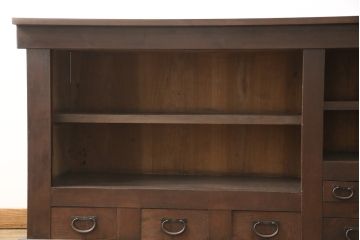 水屋箪笥サイドボードをリペア&カスタム!上段は天板取付け、建具敷居に修繕、着色。下段はキャスタ—付きの台輪を製作。天板と底板の裏へ補強の加工を施し、前面の一番下の柱を、周囲の色味に合わせて着色。時代の味そのままに使える仕上げ。(収納棚、キャビネット、食器棚、戸棚)