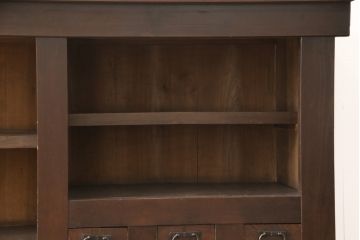 水屋箪笥サイドボードをリペア&カスタム!上段は天板取付け、建具敷居に修繕、着色。下段はキャスタ—付きの台輪を製作。天板と底板の裏へ補強の加工を施し、前面の一番下の柱を、周囲の色味に合わせて着色。時代の味そのままに使える仕上げ。(収納棚、キャビネット、食器棚、戸棚)