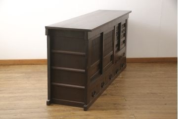 水屋箪笥サイドボードをリペア&カスタム!上段は天板取付け、建具敷居に修繕、着色。下段はキャスタ—付きの台輪を製作。天板と底板の裏へ補強の加工を施し、前面の一番下の柱を、周囲の色味に合わせて着色。時代の味そのままに使える仕上げ。(収納棚、キャビネット、食器棚、戸棚)