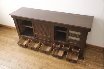 水屋箪笥サイドボードをリペア&カスタム!上段は天板取付け、建具敷居に修繕、着色。下段はキャスタ—付きの台輪を製作。天板と底板の裏へ補強の加工を施し、前面の一番下の柱を、周囲の色味に合わせて着色。時代の味そのままに使える仕上げ。(収納棚、キャビネット、食器棚、戸棚)