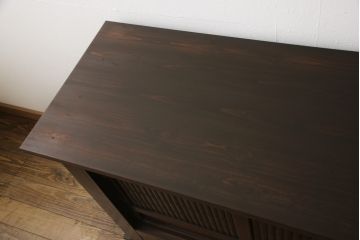 水屋箪笥サイドボードをリペア&カスタム!上段は天板取付け、建具敷居に修繕、着色。下段はキャスタ—付きの台輪を製作。天板と底板の裏へ補強の加工を施し、前面の一番下の柱を、周囲の色味に合わせて着色。時代の味そのままに使える仕上げ。(収納棚、キャビネット、食器棚、戸棚)