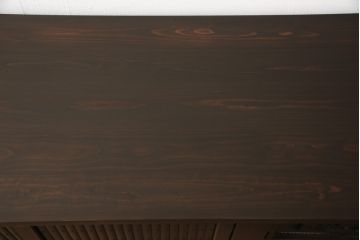水屋箪笥サイドボードをリペア&カスタム!上段は天板取付け、建具敷居に修繕、着色。下段はキャスタ—付きの台輪を製作。天板と底板の裏へ補強の加工を施し、前面の一番下の柱を、周囲の色味に合わせて着色。時代の味そのままに使える仕上げ。(収納棚、キャビネット、食器棚、戸棚)