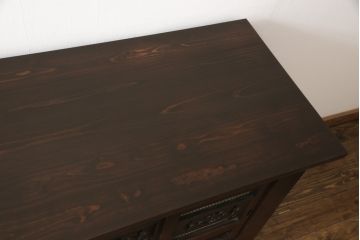 水屋箪笥サイドボードをリペア&カスタム!上段は天板取付け、建具敷居に修繕、着色。下段はキャスタ—付きの台輪を製作。天板と底板の裏へ補強の加工を施し、前面の一番下の柱を、周囲の色味に合わせて着色。時代の味そのままに使える仕上げ。(収納棚、キャビネット、食器棚、戸棚)