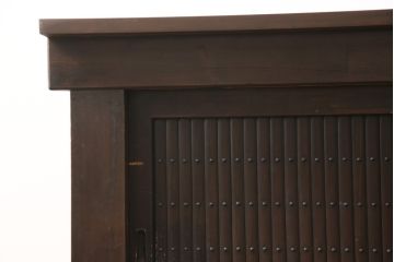 水屋箪笥サイドボードをリペア&カスタム!上段は天板取付け、建具敷居に修繕、着色。下段はキャスタ—付きの台輪を製作。天板と底板の裏へ補強の加工を施し、前面の一番下の柱を、周囲の色味に合わせて着色。時代の味そのままに使える仕上げ。(収納棚、キャビネット、食器棚、戸棚)