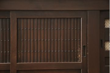 水屋箪笥サイドボードをリペア&カスタム!上段は天板取付け、建具敷居に修繕、着色。下段はキャスタ—付きの台輪を製作。天板と底板の裏へ補強の加工を施し、前面の一番下の柱を、周囲の色味に合わせて着色。時代の味そのままに使える仕上げ。(収納棚、キャビネット、食器棚、戸棚)