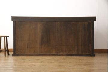水屋箪笥サイドボードをリペア&カスタム!上段は天板取付け、建具敷居に修繕、着色。下段はキャスタ—付きの台輪を製作。天板と底板の裏へ補強の加工を施し、前面の一番下の柱を、周囲の色味に合わせて着色。時代の味そのままに使える仕上げ。(収納棚、キャビネット、食器棚、戸棚)