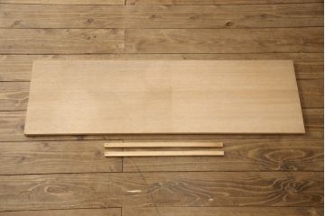 水屋箪笥サイドボードをリペア&カスタム!上段は天板取付け、建具敷居に修繕、着色。下段はキャスタ—付きの台輪を製作。天板と底板の裏へ補強の加工を施し、前面の一番下の柱を、周囲の色味に合わせて着色。時代の味そのままに使える仕上げ。(収納棚、キャビネット、食器棚、戸棚)