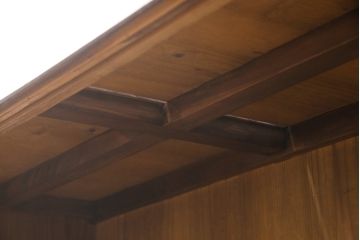 水屋箪笥サイドボードをリペア&カスタム!上段は天板取付け、建具敷居に修繕、着色。下段はキャスタ—付きの台輪を製作。天板と底板の裏へ補強の加工を施し、前面の一番下の柱を、周囲の色味に合わせて着色。時代の味そのままに使える仕上げ。(収納棚、キャビネット、食器棚、戸棚)