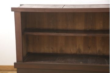 水屋箪笥サイドボードをリペア&カスタム!上段は天板取付け、建具敷居に修繕、着色。下段はキャスタ—付きの台輪を製作。天板と底板の裏へ補強の加工を施し、前面の一番下の柱を、周囲の色味に合わせて着色。時代の味そのままに使える仕上げ。(収納棚、キャビネット、食器棚、戸棚)
