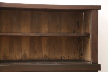 水屋箪笥サイドボードをリペア&カスタム!上段は天板取付け、建具敷居に修繕、着色。下段はキャスタ—付きの台輪を製作。天板と底板の裏へ補強の加工を施し、前面の一番下の柱を、周囲の色味に合わせて着色。時代の味そのままに使える仕上げ。(収納棚、キャビネット、食器棚、戸棚)