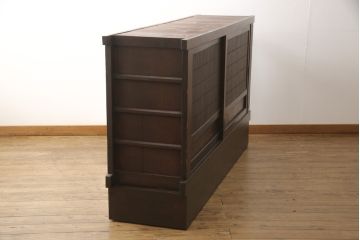 水屋箪笥サイドボードをリペア&カスタム!上段は天板取付け、建具敷居に修繕、着色。下段はキャスタ—付きの台輪を製作。天板と底板の裏へ補強の加工を施し、前面の一番下の柱を、周囲の色味に合わせて着色。時代の味そのままに使える仕上げ。(収納棚、キャビネット、食器棚、戸棚)