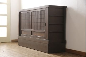 水屋箪笥サイドボードをリペア&カスタム!上段は天板取付け、建具敷居に修繕、着色。下段はキャスタ—付きの台輪を製作。天板と底板の裏へ補強の加工を施し、前面の一番下の柱を、周囲の色味に合わせて着色。時代の味そのままに使える仕上げ。(収納棚、キャビネット、食器棚、戸棚)