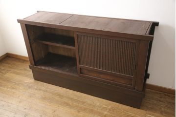 水屋箪笥サイドボードをリペア&カスタム!上段は天板取付け、建具敷居に修繕、着色。下段はキャスタ—付きの台輪を製作。天板と底板の裏へ補強の加工を施し、前面の一番下の柱を、周囲の色味に合わせて着色。時代の味そのままに使える仕上げ。(収納棚、キャビネット、食器棚、戸棚)