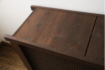 水屋箪笥サイドボードをリペア&カスタム!上段は天板取付け、建具敷居に修繕、着色。下段はキャスタ—付きの台輪を製作。天板と底板の裏へ補強の加工を施し、前面の一番下の柱を、周囲の色味に合わせて着色。時代の味そのままに使える仕上げ。(収納棚、キャビネット、食器棚、戸棚)