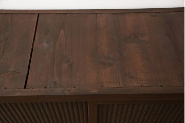 水屋箪笥サイドボードをリペア&カスタム!上段は天板取付け、建具敷居に修繕、着色。下段はキャスタ—付きの台輪を製作。天板と底板の裏へ補強の加工を施し、前面の一番下の柱を、周囲の色味に合わせて着色。時代の味そのままに使える仕上げ。(収納棚、キャビネット、食器棚、戸棚)