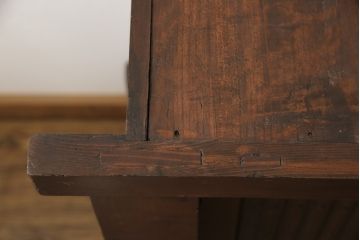 水屋箪笥サイドボードをリペア&カスタム!上段は天板取付け、建具敷居に修繕、着色。下段はキャスタ—付きの台輪を製作。天板と底板の裏へ補強の加工を施し、前面の一番下の柱を、周囲の色味に合わせて着色。時代の味そのままに使える仕上げ。(収納棚、キャビネット、食器棚、戸棚)