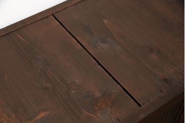 水屋箪笥サイドボードをリペア&カスタム!上段は天板取付け、建具敷居に修繕、着色。下段はキャスタ—付きの台輪を製作。天板と底板の裏へ補強の加工を施し、前面の一番下の柱を、周囲の色味に合わせて着色。時代の味そのままに使える仕上げ。(収納棚、キャビネット、食器棚、戸棚)