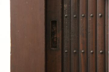水屋箪笥サイドボードをリペア&カスタム!上段は天板取付け、建具敷居に修繕、着色。下段はキャスタ—付きの台輪を製作。天板と底板の裏へ補強の加工を施し、前面の一番下の柱を、周囲の色味に合わせて着色。時代の味そのままに使える仕上げ。(収納棚、キャビネット、食器棚、戸棚)