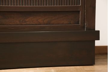 水屋箪笥サイドボードをリペア&カスタム!上段は天板取付け、建具敷居に修繕、着色。下段はキャスタ—付きの台輪を製作。天板と底板の裏へ補強の加工を施し、前面の一番下の柱を、周囲の色味に合わせて着色。時代の味そのままに使える仕上げ。(収納棚、キャビネット、食器棚、戸棚)
