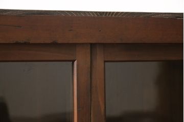 ガラス戸棚をリペア&カスタム!天板・背板を張り替え、染みや変色部分はバフ掛けを施し色合わせ。強度を持たせるため支柱を設置。本体は現状をベースに着色。(収納棚、サイドボード、キャビネット)