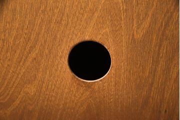 ローボードをリペア&カスタム!新材を使用して台輪を製作し、ご希望位置に配線穴開け加工。新材で製作する台輪は、出来る限り本体と違和感がないように着色。(リビングボード、テレビ台、テレビボード、ビンテージ)