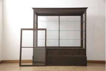 ガラスケースをリペア&カスタム!高さを台輪にて調整。鍵を取り付け、現状のお品物に合わせて着色。(ショーケース、陳列棚)