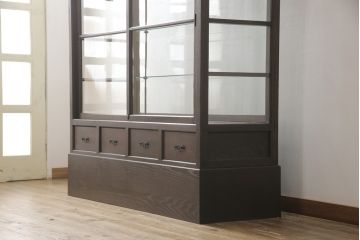 ガラスケースをリペア&カスタム!高さを台輪にて調整。鍵を取り付け、現状のお品物に合わせて着色。(ショーケース、陳列棚)