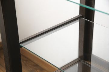 ガラスケースをリペア&カスタム!高さを台輪にて調整。鍵を取り付け、現状のお品物に合わせて着色。(ショーケース、陳列棚)