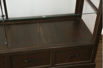 ガラスケースをリペア&カスタム!高さを台輪にて調整。鍵を取り付け、現状のお品物に合わせて着色。(ショーケース、陳列棚)