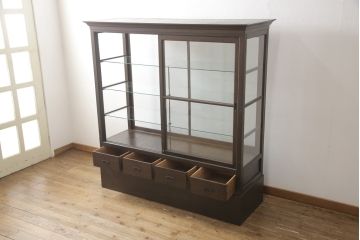 ガラスケースをリペア&カスタム!高さを台輪にて調整。鍵を取り付け、現状のお品物に合わせて着色。(ショーケース、陳列棚)