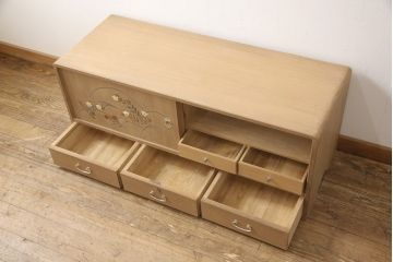 総桐箪笥ローボードをリペア&カスタム!ご指定箇所に配線穴あけ加工。現状の木色や蒔絵を残すため着色はせず、汚れが目立つ部分のみ砥の粉で仕上げ。(テレビ台、桐たんす、収納棚、戸棚、サイドボード)