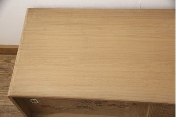 総桐箪笥ローボードをリペア&カスタム!ご指定箇所に配線穴あけ加工。現状の木色や蒔絵を残すため着色はせず、汚れが目立つ部分のみ砥の粉で仕上げ。(テレビ台、桐たんす、収納棚、戸棚、サイドボード)