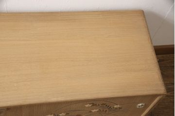 総桐箪笥ローボードをリペア&カスタム!ご指定箇所に配線穴あけ加工。現状の木色や蒔絵を残すため着色はせず、汚れが目立つ部分のみ砥の粉で仕上げ。(テレビ台、桐たんす、収納棚、戸棚、サイドボード)