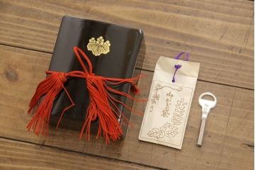 総桐箪笥ローボードをリペア&カスタム!ご指定箇所に配線穴あけ加工。現状の木色や蒔絵を残すため着色はせず、汚れが目立つ部分のみ砥の粉で仕上げ。(テレビ台、桐たんす、収納棚、戸棚、サイドボード)