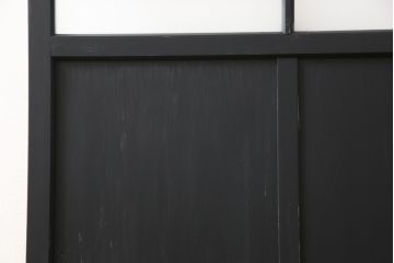 ガラス戸をリペア&カスタム!高さをリサイズし、中央のガラスのみ市松デザインのガラスに交換。戸車を取付け、付け足した部材は本体の色味に合わせて着色。(引き戸、建具)