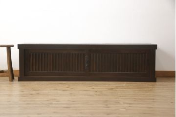 収納箪笥サイドボードをリペア&カスタム!高さと奥行きをリサイズし、当店のオーダー家具を参考に引き戸前には縦桟を取り付け。可動式の棚板はを製作し取り付け、本体は現状をベースにして1トーン程落ち着いた色味に着色。(水屋箪笥、テレビ台、テレビボード、収納棚、キャビネット、ローボード)