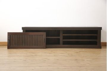収納箪笥サイドボードをリペア&カスタム!高さと奥行きをリサイズし、当店のオーダー家具を参考に引き戸前には縦桟を取り付け。可動式の棚板はを製作し取り付け、本体は現状をベースにして1トーン程落ち着いた色味に着色。(水屋箪笥、テレビ台、テレビボード、収納棚、キャビネット、ローボード)