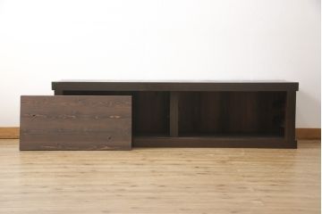 収納箪笥サイドボードをリペア&カスタム!高さと奥行きをリサイズし、当店のオーダー家具を参考に引き戸前には縦桟を取り付け。可動式の棚板はを製作し取り付け、本体は現状をベースにして1トーン程落ち着いた色味に着色。(水屋箪笥、テレビ台、テレビボード、収納棚、キャビネット、ローボード)